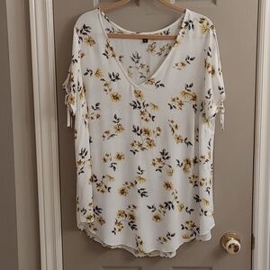 Women's Torrid Ivory Floral Short Sleeve Top Size 0 (12)